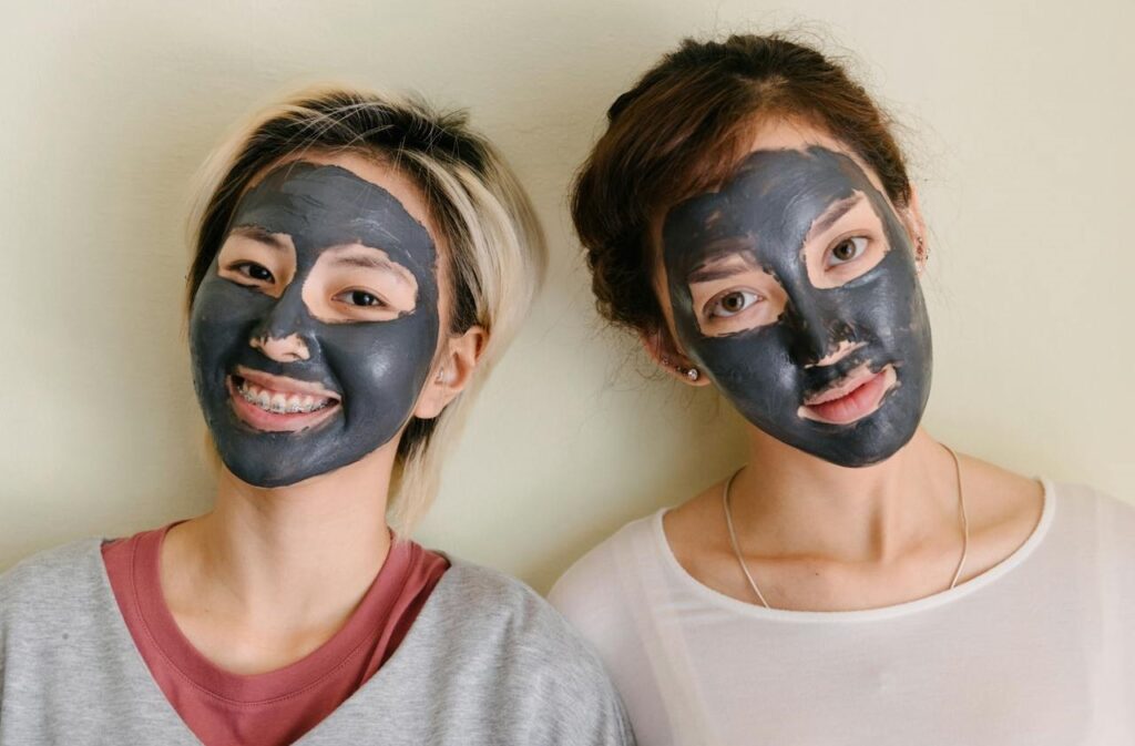 Women are using the clay mask